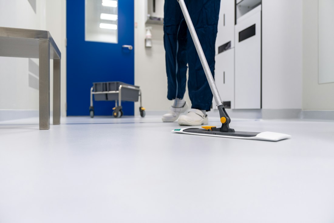 Operative mopping a clinical corridor